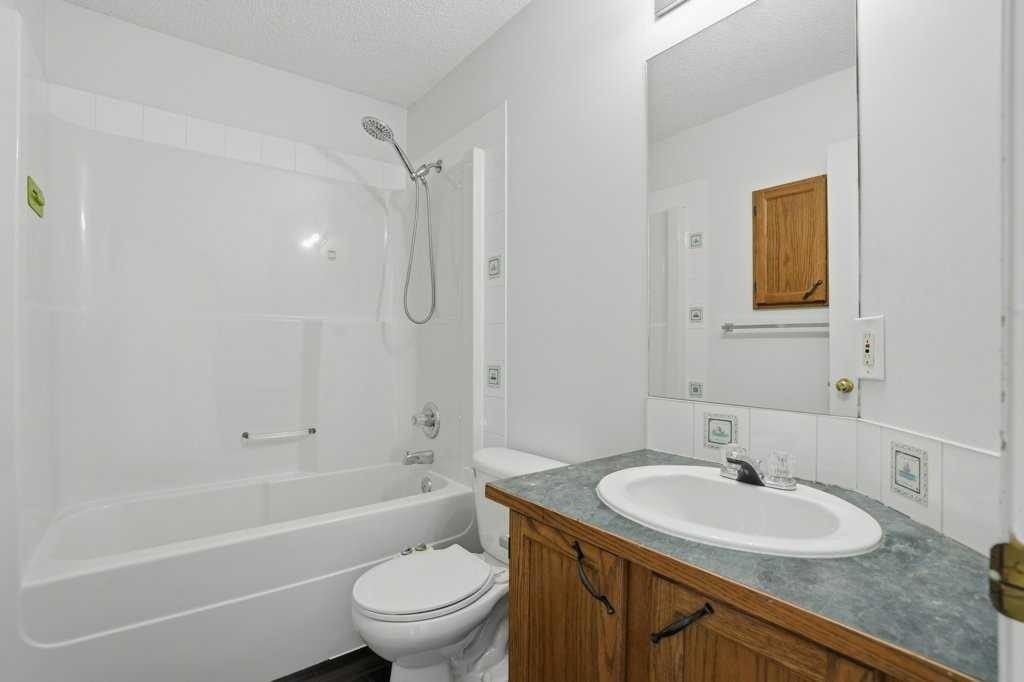 53 Saddlecrest Place Ne, Calgary, AB - Indoor Photo Showing Bathroom