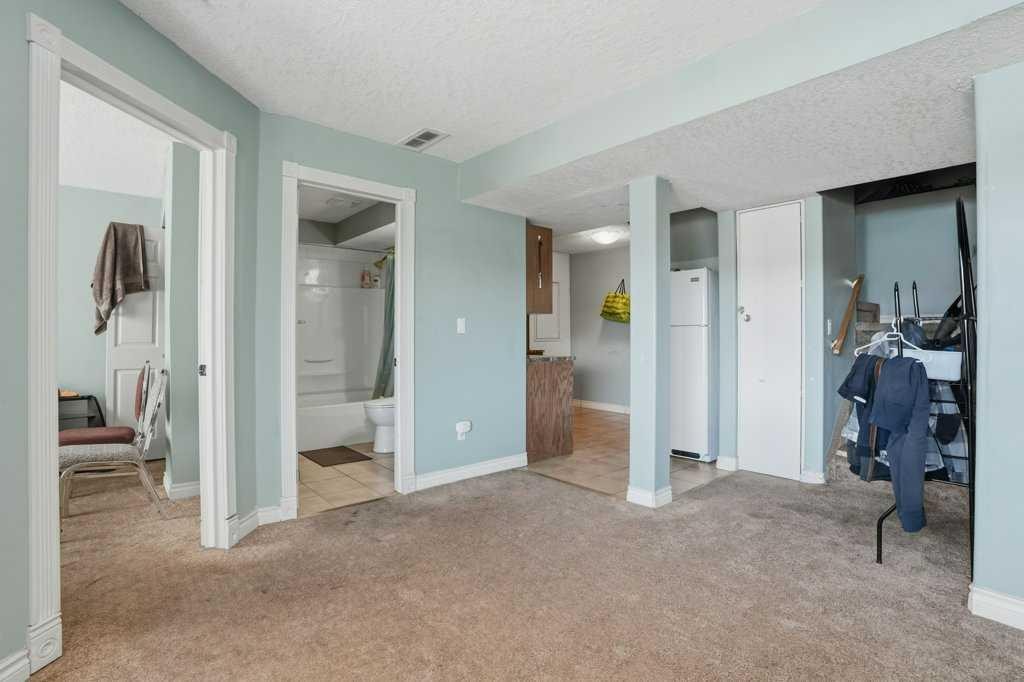 53 Saddlecrest Place Ne, Calgary, AB - Indoor Photo Showing Other Room