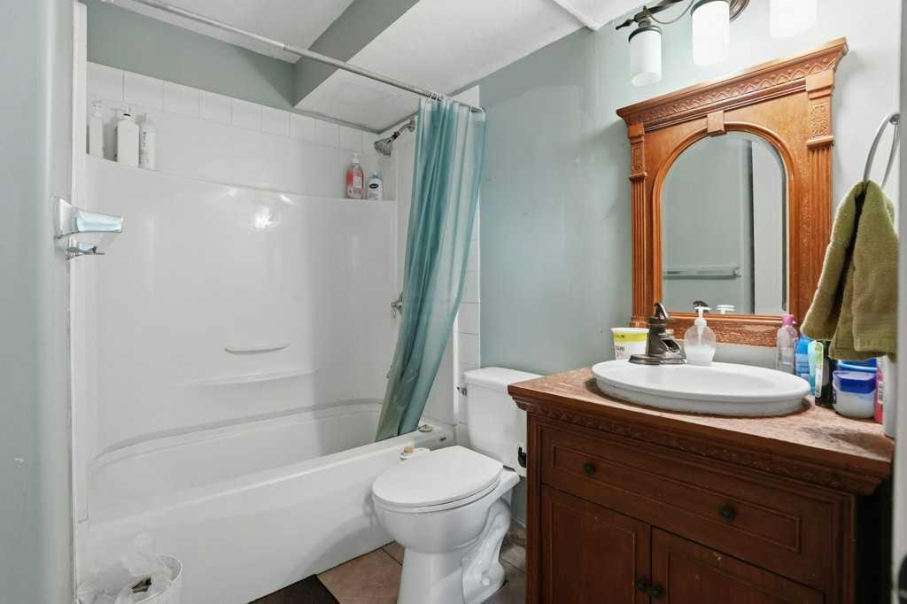 53 Saddlecrest Place Ne, Calgary, AB - Indoor Photo Showing Bathroom