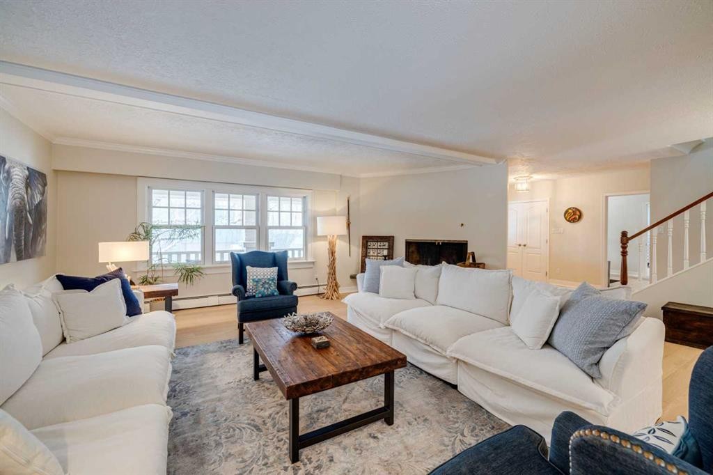3920 Crestview Road Sw, Calgary, AB - Indoor Photo Showing Living Room