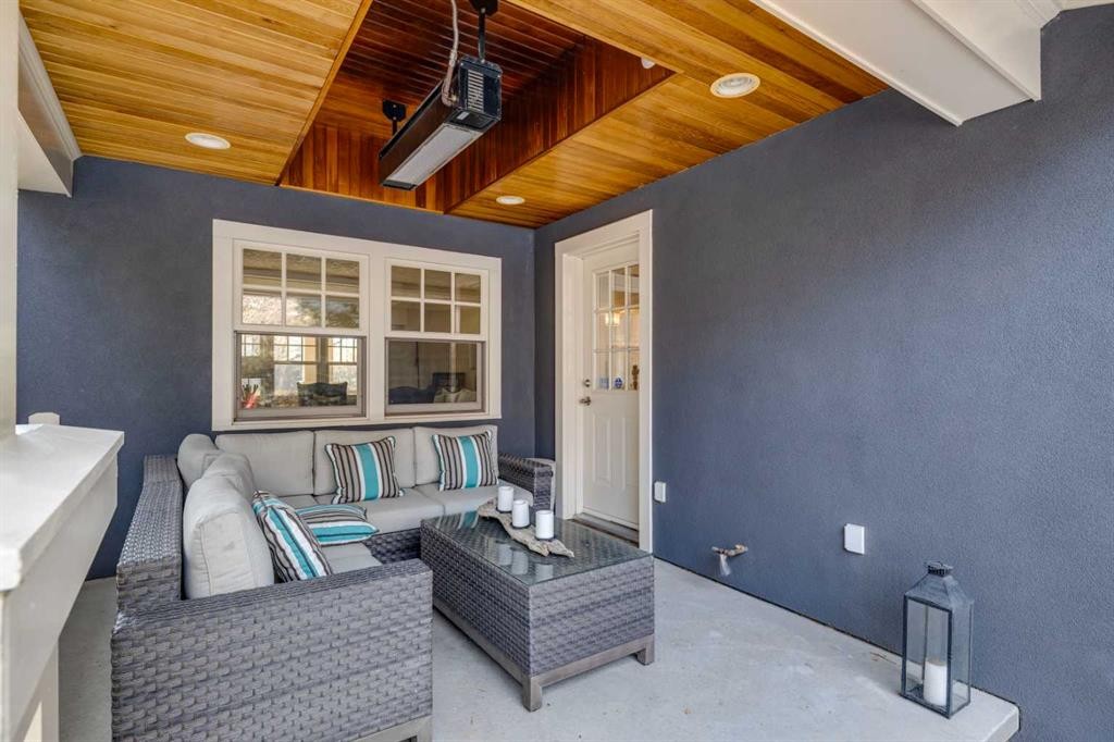 3920 Crestview Road Sw, Calgary, AB - With Exterior