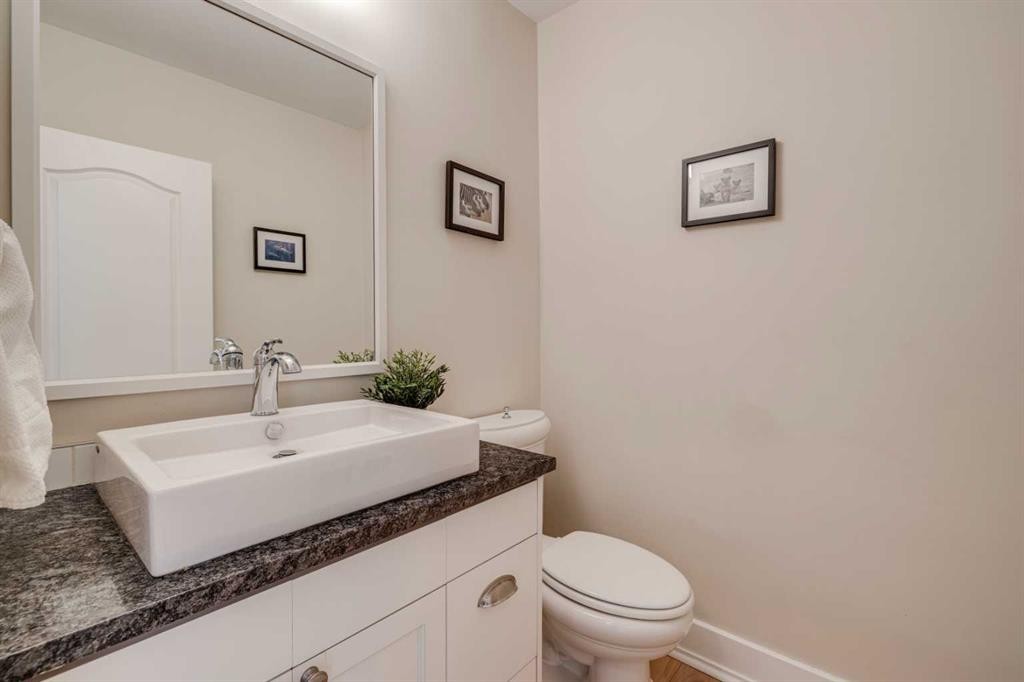 3920 Crestview Road Sw, Calgary, AB - Indoor Photo Showing Bathroom