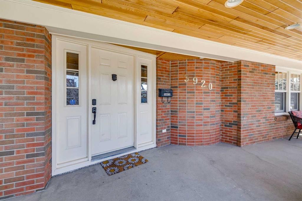 3920 Crestview Road Sw, Calgary, AB - With Exterior