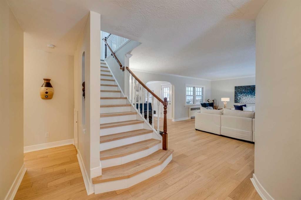 3920 Crestview Road Sw, Calgary, AB - Indoor Photo Showing Other Room