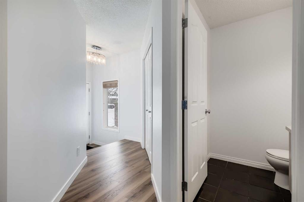 2 Everridge Villas Sw, Calgary, AB - Indoor Photo Showing Other Room