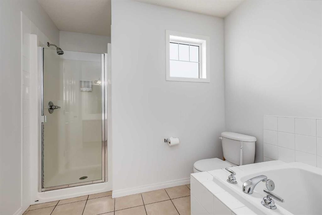 2 Everridge Villas Sw, Calgary, AB - Indoor Photo Showing Bathroom