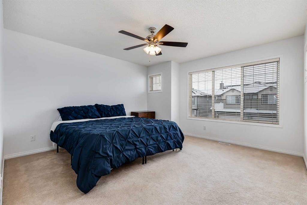 2 Everridge Villas Sw, Calgary, AB - Indoor Photo Showing Bedroom