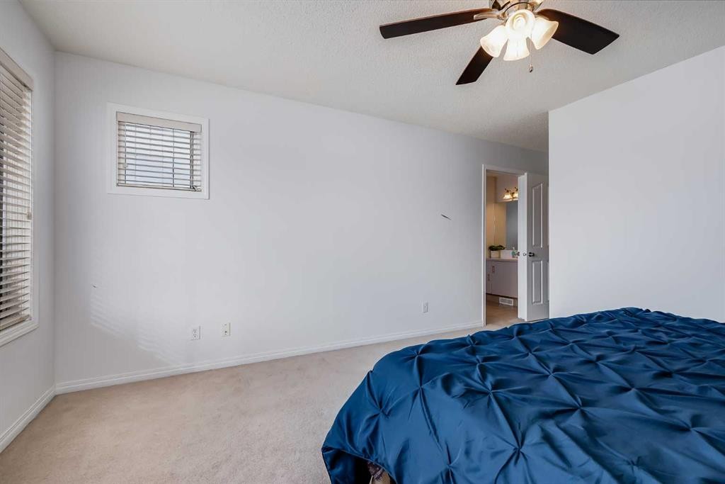 2 Everridge Villas Sw, Calgary, AB - Indoor Photo Showing Bedroom