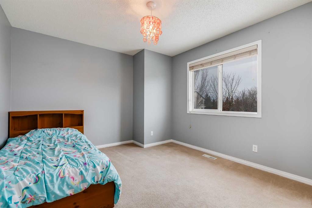 2 Everridge Villas Sw, Calgary, AB - Indoor Photo Showing Bedroom