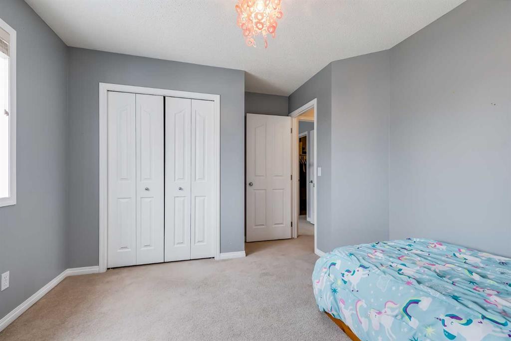 2 Everridge Villas Sw, Calgary, AB - Indoor Photo Showing Bedroom