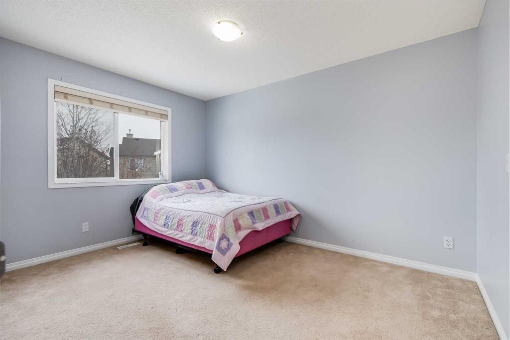 2 Everridge Villas Sw, Calgary, AB - Indoor Photo Showing Bedroom