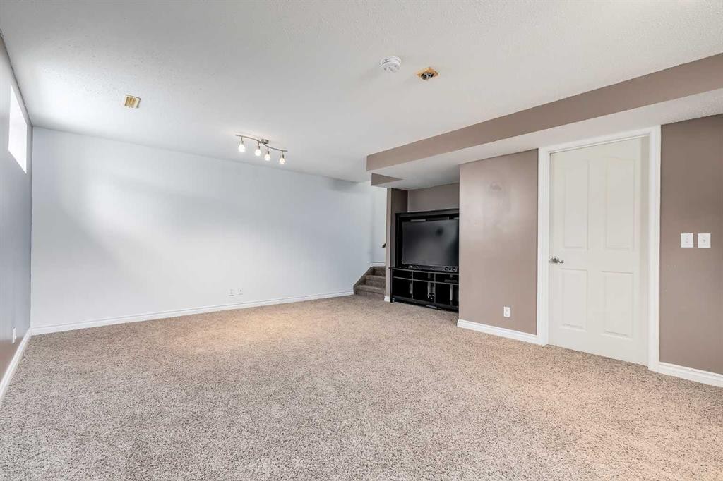 2 Everridge Villas Sw, Calgary, AB - Indoor Photo Showing Other Room