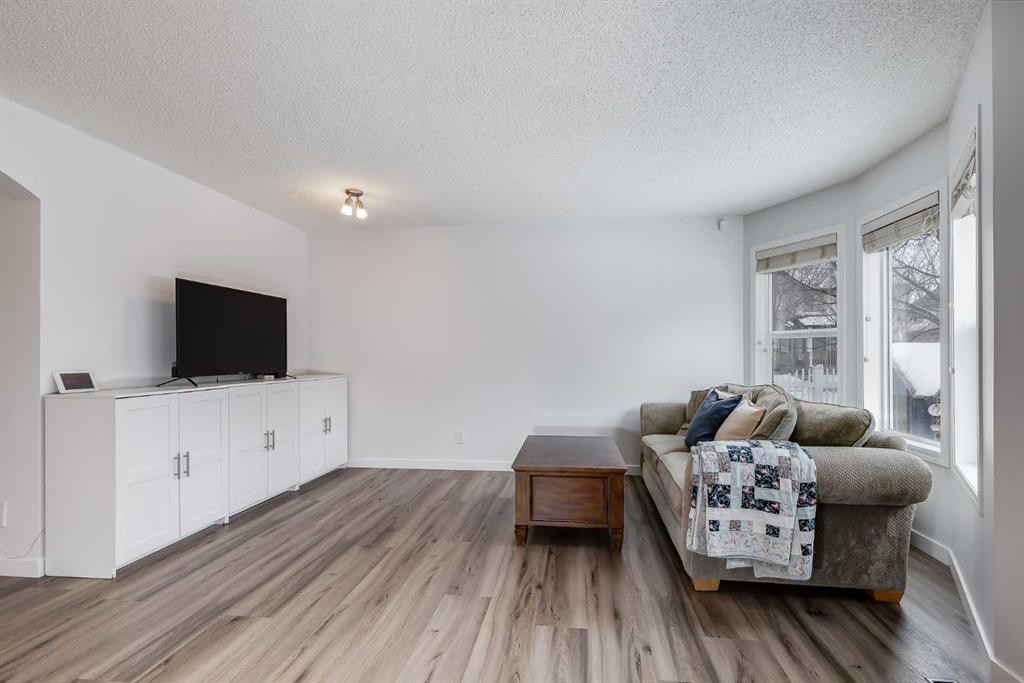 2 Everridge Villas Sw, Calgary, AB - Indoor Photo Showing Living Room