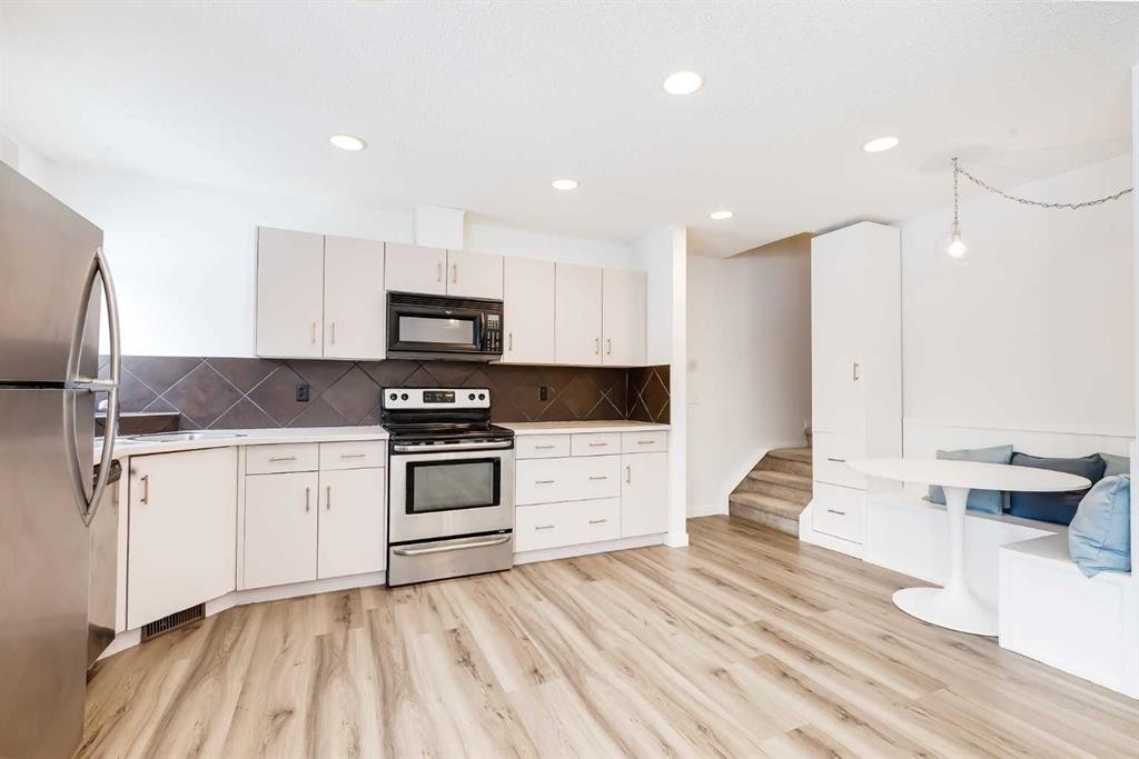 2 Everridge Villas Sw, Calgary, AB - Indoor Photo Showing Kitchen