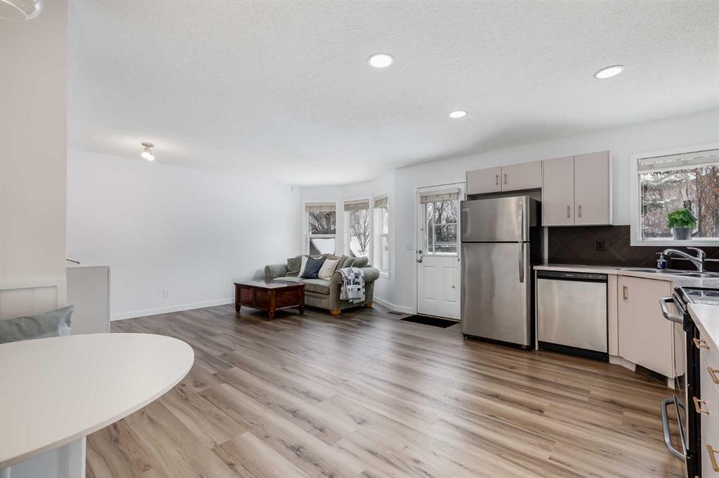 2 Everridge Villas Sw, Calgary, AB - Indoor Photo Showing Kitchen