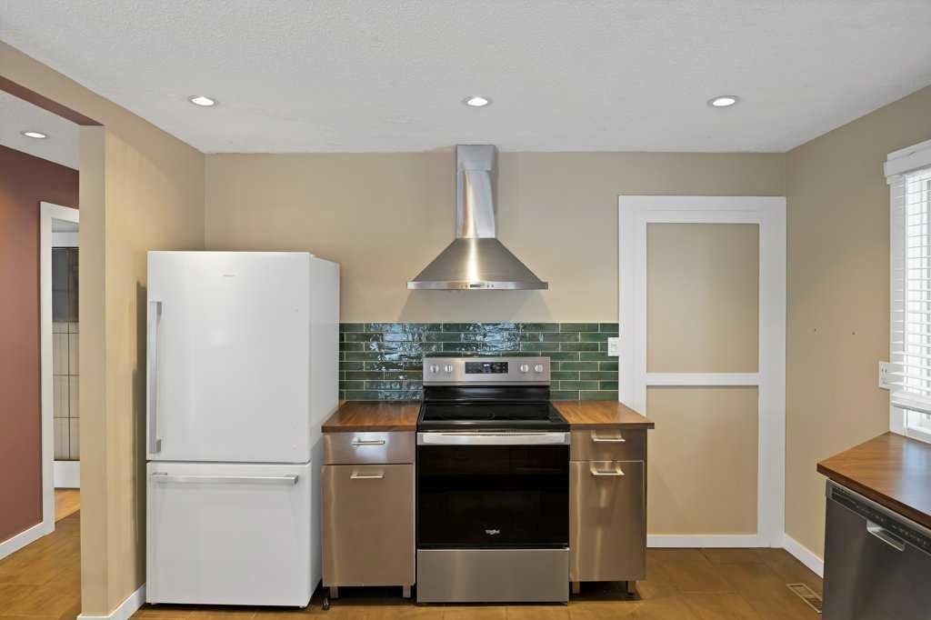480 Midridge Drive Se, Calgary, AB - Indoor Photo Showing Kitchen