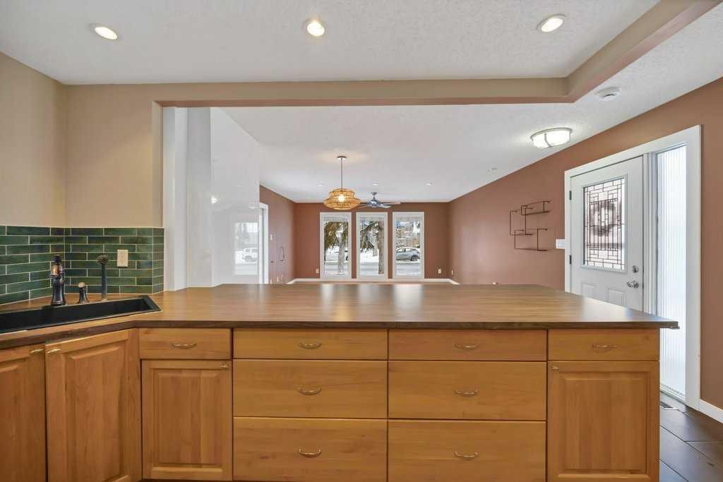480 Midridge Drive Se, Calgary, AB - Indoor Photo Showing Kitchen