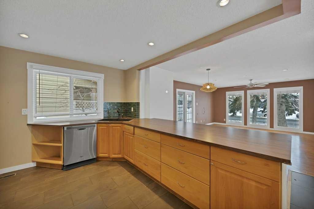 480 Midridge Drive Se, Calgary, AB - Indoor Photo Showing Kitchen