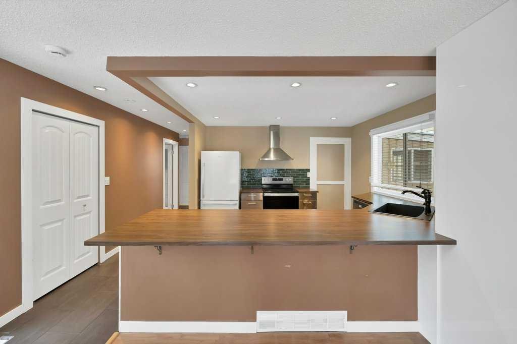 480 Midridge Drive Se, Calgary, AB - Indoor Photo Showing Kitchen