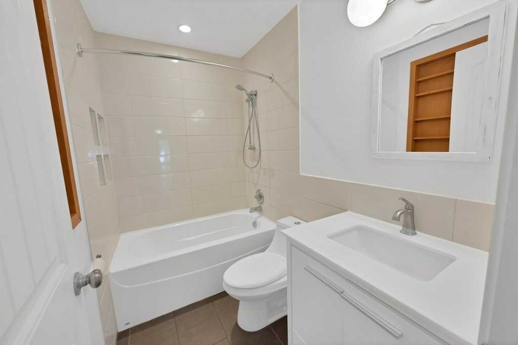 480 Midridge Drive Se, Calgary, AB - Indoor Photo Showing Bathroom