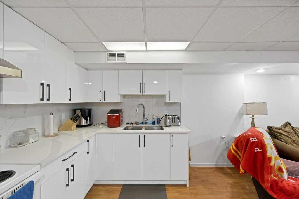 480 Midridge Drive Se, Calgary, AB - Indoor Photo Showing Kitchen