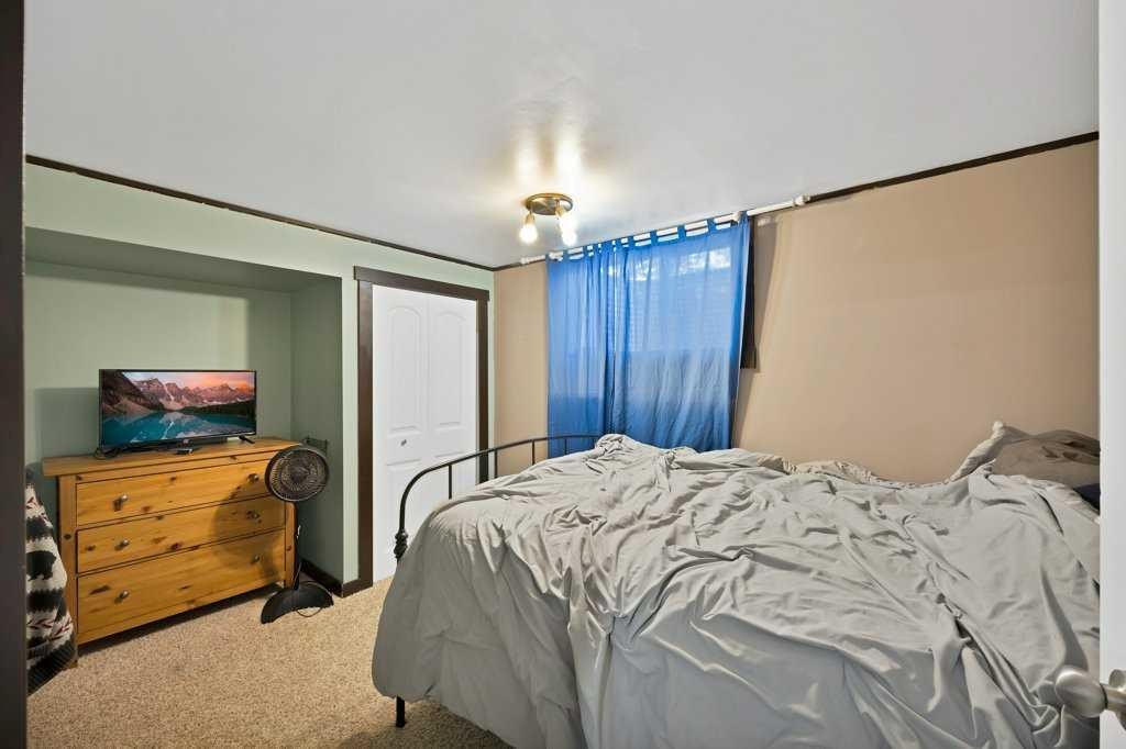 480 Midridge Drive Se, Calgary, AB - Indoor Photo Showing Bedroom