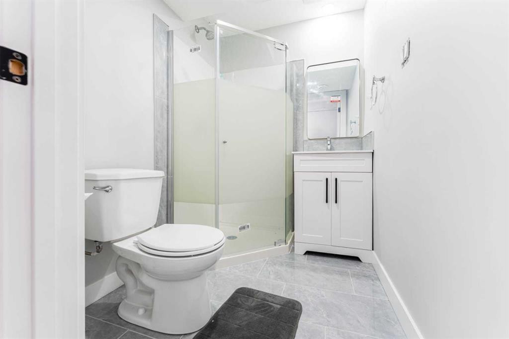 6420 26 Avenue Ne, Calgary, AB - Indoor Photo Showing Bathroom