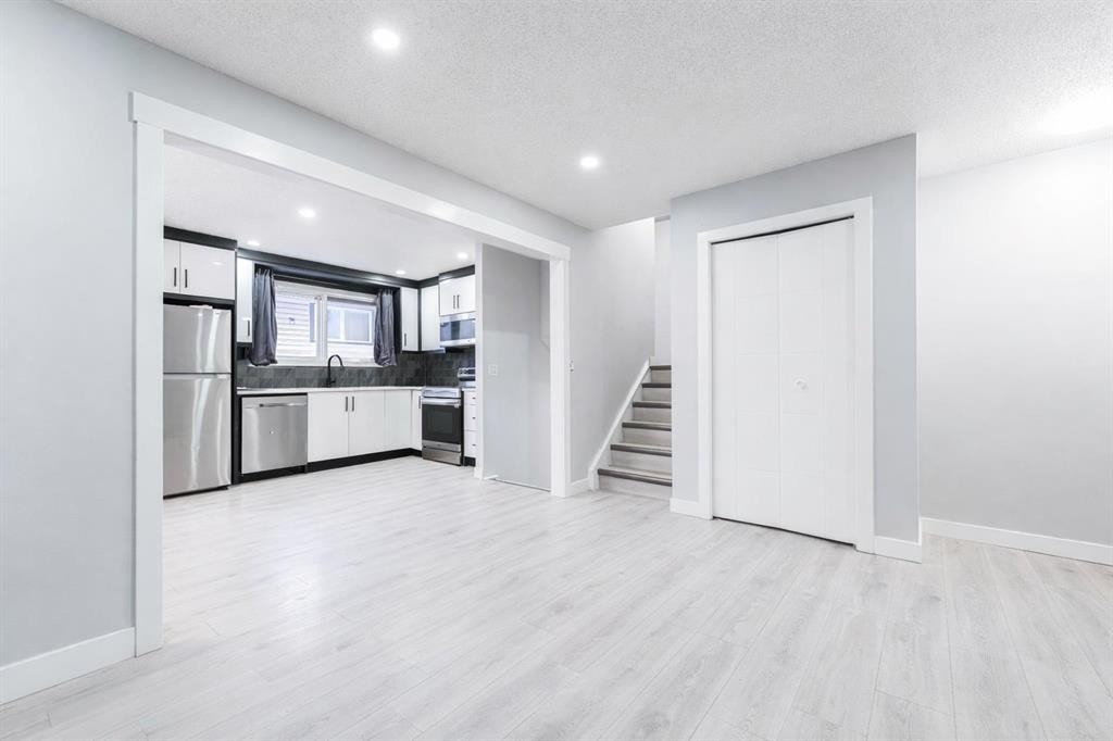 6420 26 Avenue Ne, Calgary, AB - Indoor Photo Showing Kitchen