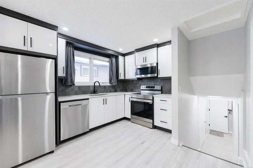 6420 26 Avenue Ne, Calgary, AB - Indoor Photo Showing Kitchen With Stainless Steel Kitchen