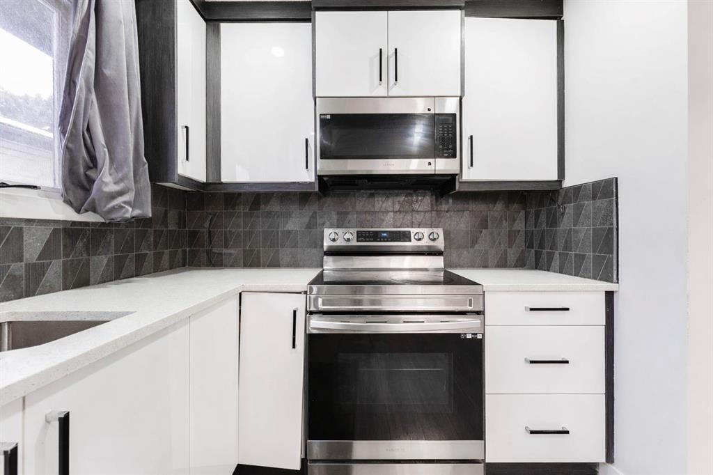 6420 26 Avenue Ne, Calgary, AB - Indoor Photo Showing Kitchen