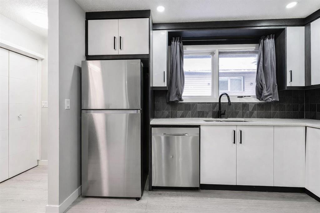 6420 26 Avenue Ne, Calgary, AB - Indoor Photo Showing Kitchen With Stainless Steel Kitchen