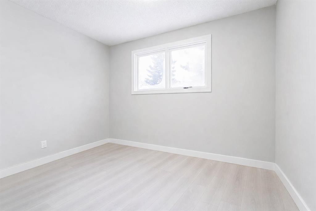 6420 26 Avenue Ne, Calgary, AB - Indoor Photo Showing Other Room