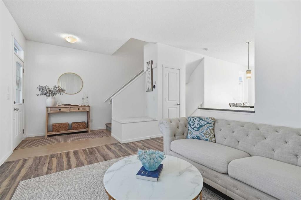 189 Mahogany Drive, Calgary, AB - Indoor Photo Showing Living Room