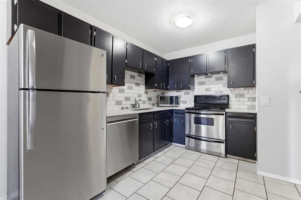 6137 Maddock Drive Ne, Calgary, AB - Indoor Photo Showing Kitchen