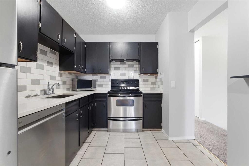 6137 Maddock Drive Ne, Calgary, AB - Indoor Photo Showing Kitchen