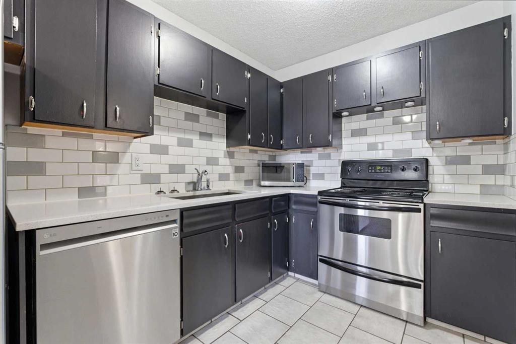 6137 Maddock Drive Ne, Calgary, AB - Indoor Photo Showing Kitchen