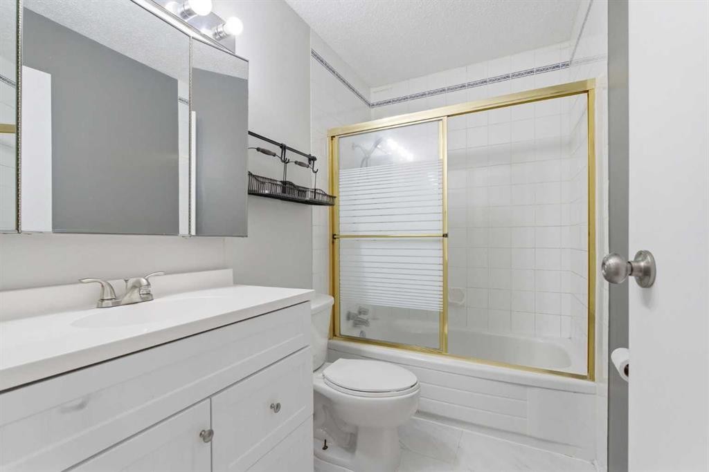 6137 Maddock Drive Ne, Calgary, AB - Indoor Photo Showing Bathroom