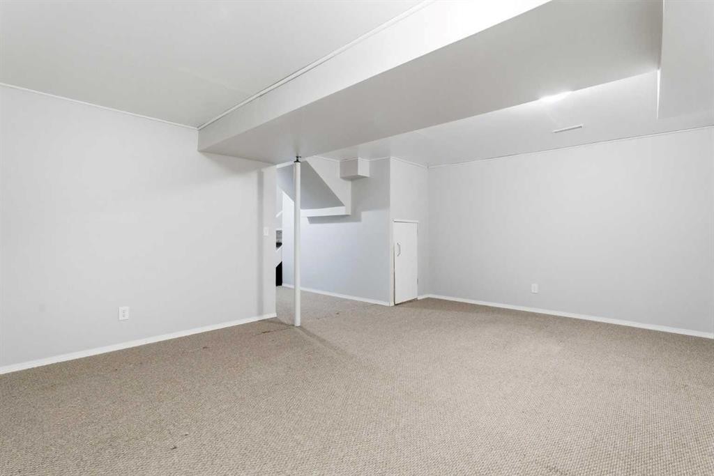 6137 Maddock Drive Ne, Calgary, AB - Indoor Photo Showing Other Room