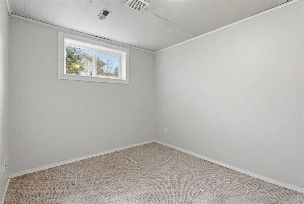 6137 Maddock Drive Ne, Calgary, AB - Indoor Photo Showing Other Room