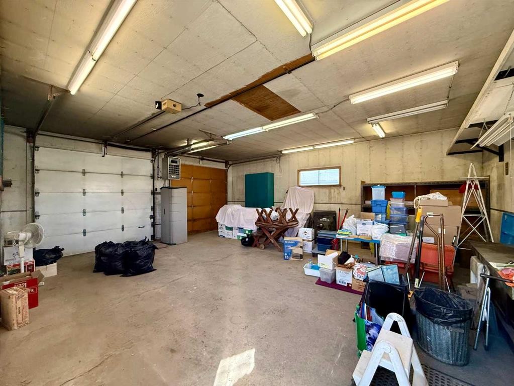 151 Fielding Drive Se, Calgary, AB - Indoor Photo Showing Garage