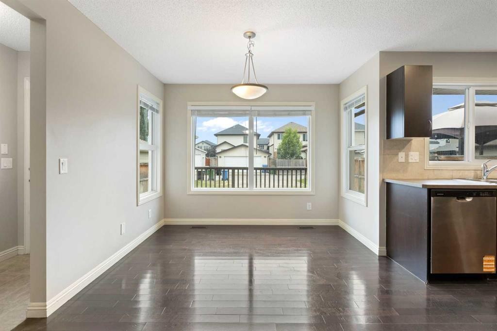 221 Prestwick Terrace Se, Calgary, AB - Indoor Photo Showing Kitchen