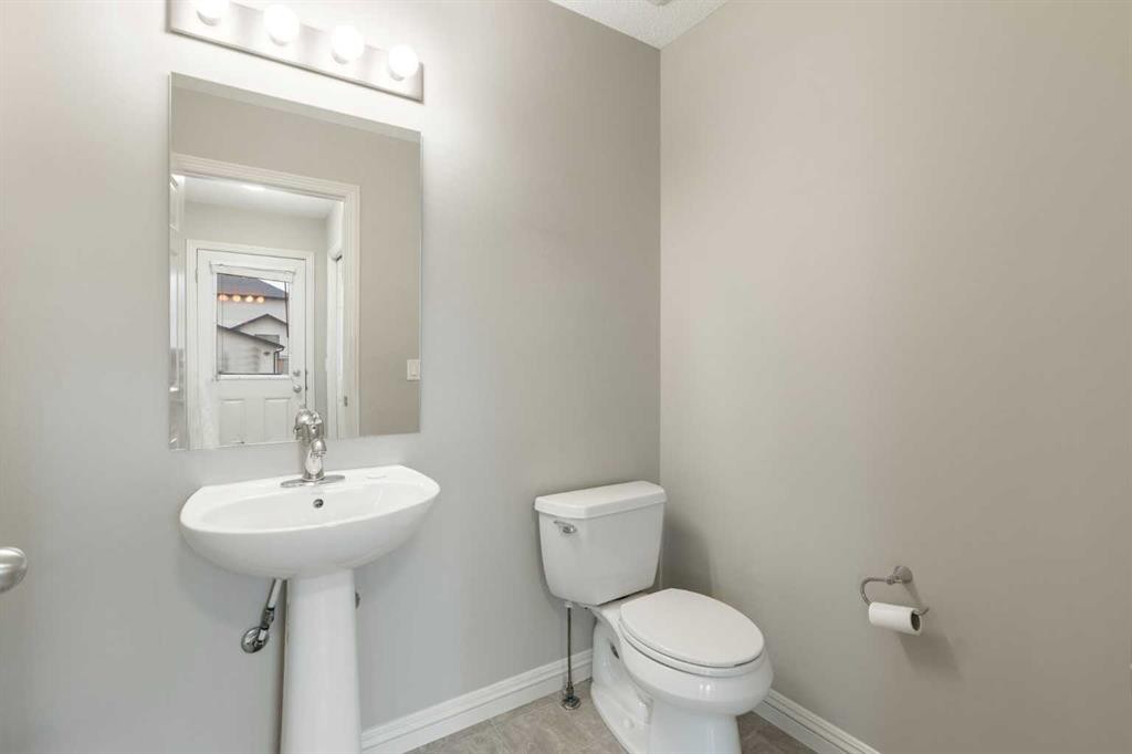 221 Prestwick Terrace Se, Calgary, AB - Indoor Photo Showing Bathroom