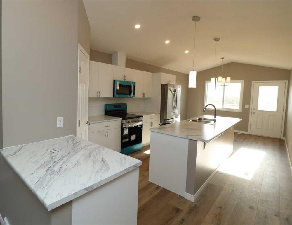 443 Henricks Drive, Irricana, AB - Indoor Photo Showing Kitchen With Upgraded Kitchen