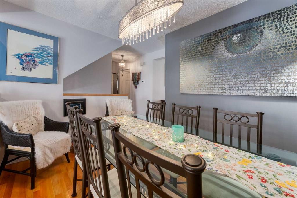 318 Hawkstone Manor Nw, Calgary, AB - Indoor Photo Showing Dining Room