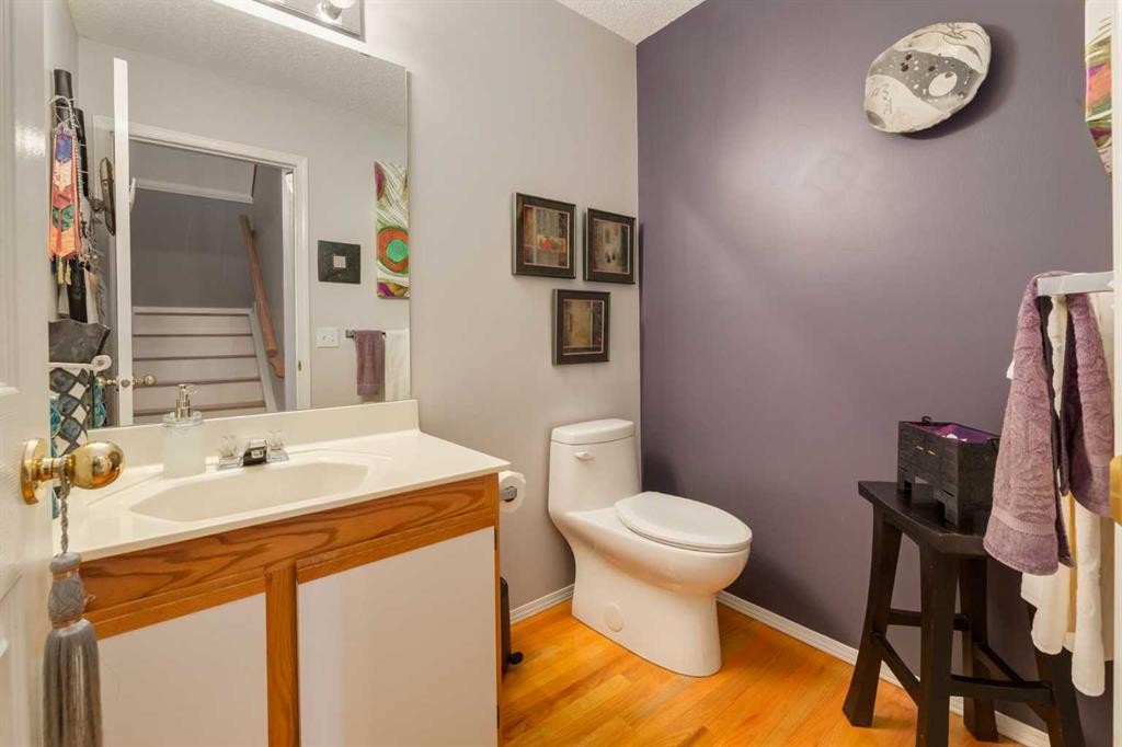 318 Hawkstone Manor Nw, Calgary, AB - Indoor Photo Showing Bathroom