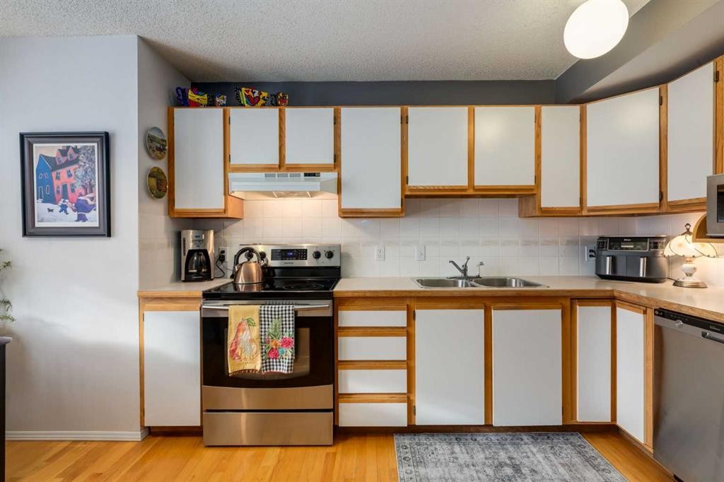 318 Hawkstone Manor Nw, Calgary, AB - Indoor Photo Showing Kitchen With Double Sink