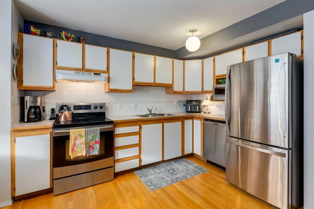 318 Hawkstone Manor Nw, Calgary, AB - Indoor Photo Showing Kitchen With Double Sink