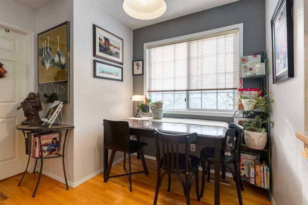 318 Hawkstone Manor Nw, Calgary, AB - Indoor Photo Showing Dining Room