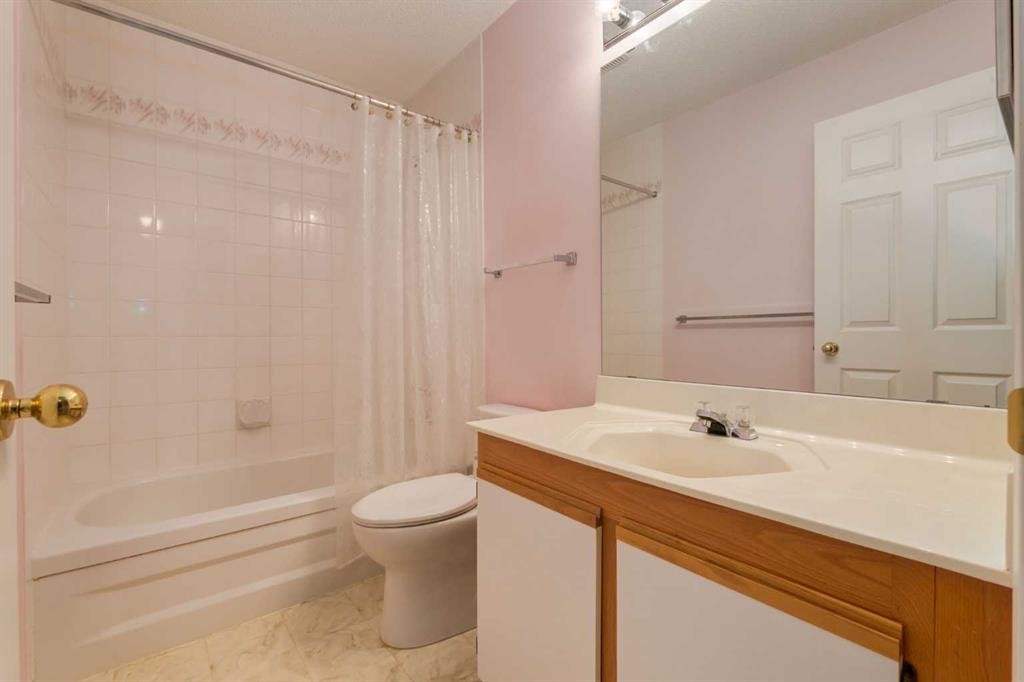 318 Hawkstone Manor Nw, Calgary, AB - Indoor Photo Showing Bathroom