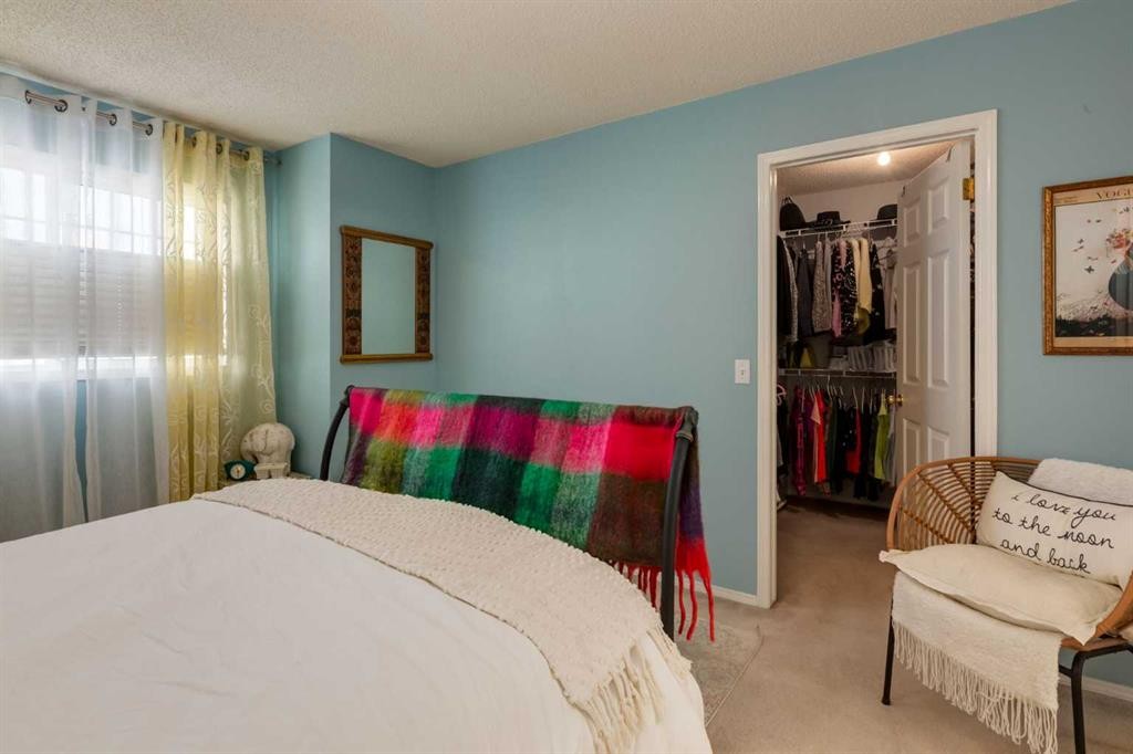 318 Hawkstone Manor Nw, Calgary, AB - Indoor Photo Showing Bedroom